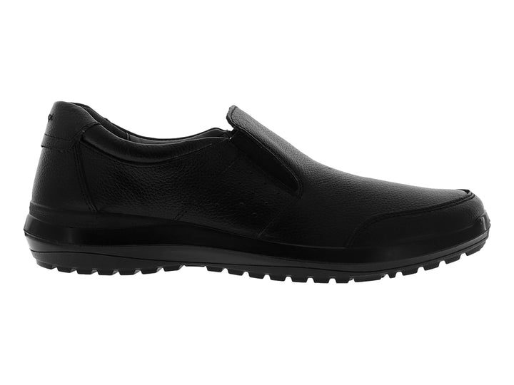 Zapato slip-on de color negro con acabado en cuero granulado y suela negra.
