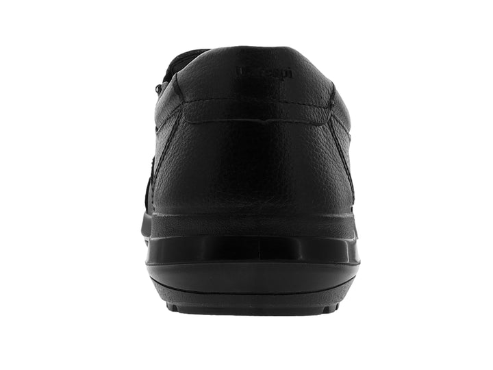 Zapato slip-on de color negro con acabado en cuero granulado y suela negra.