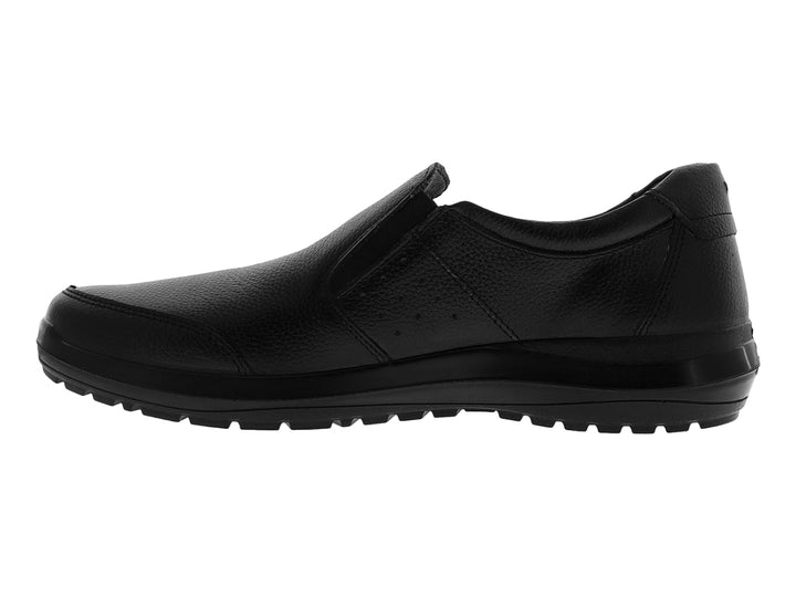 Zapato slip-on de color negro con acabado en cuero granulado y suela negra.