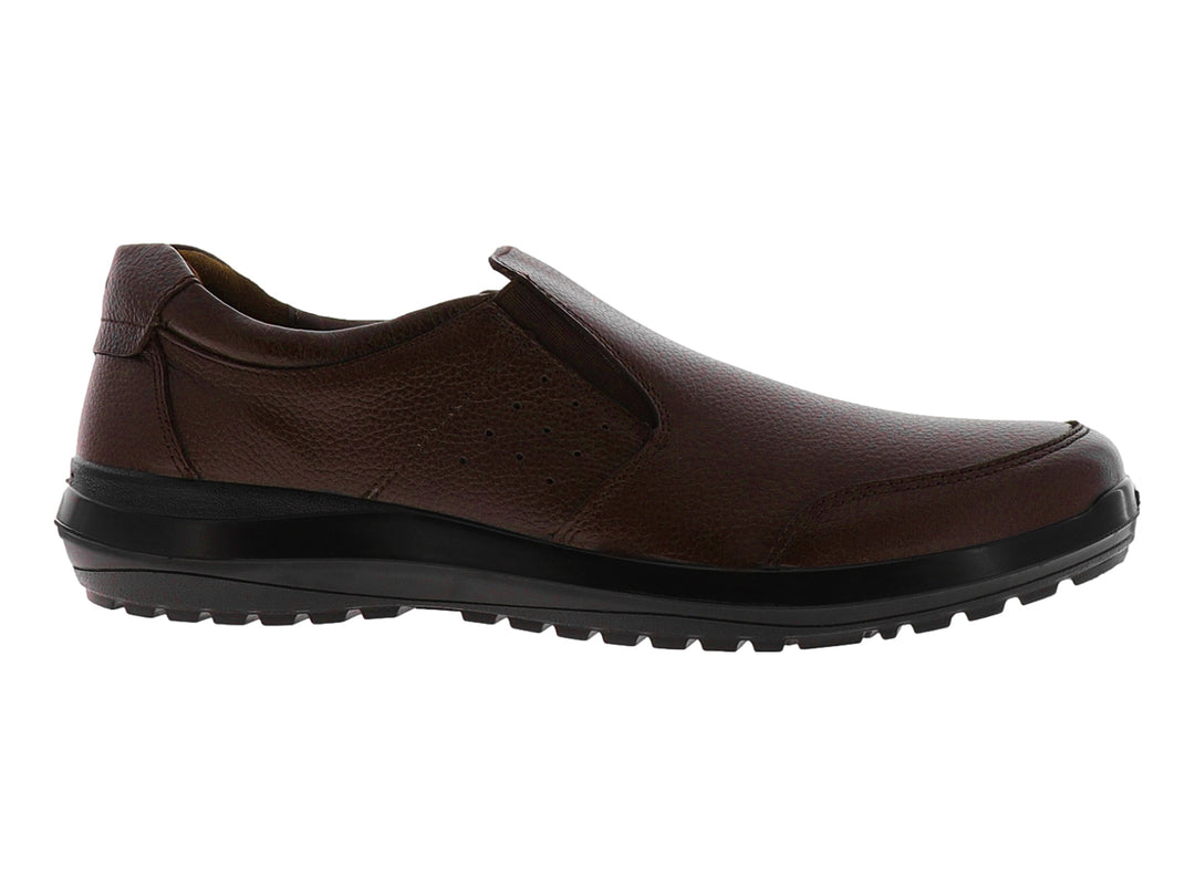 Zapato casual para hombre marca LARESPI en color brandy con suela negra y diseño sin agujetas.