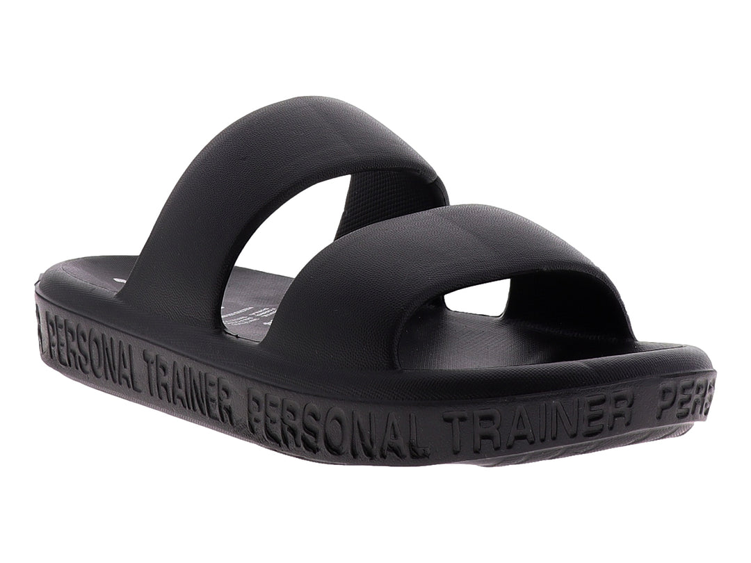 Sandalia deportiva Zingy de color negro con dos tiras anchas y texto en relieve en la suela.