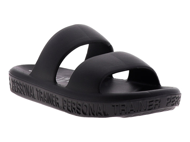 Sandalia deportiva Zingy de color negro con dos tiras anchas y texto en relieve en la suela.