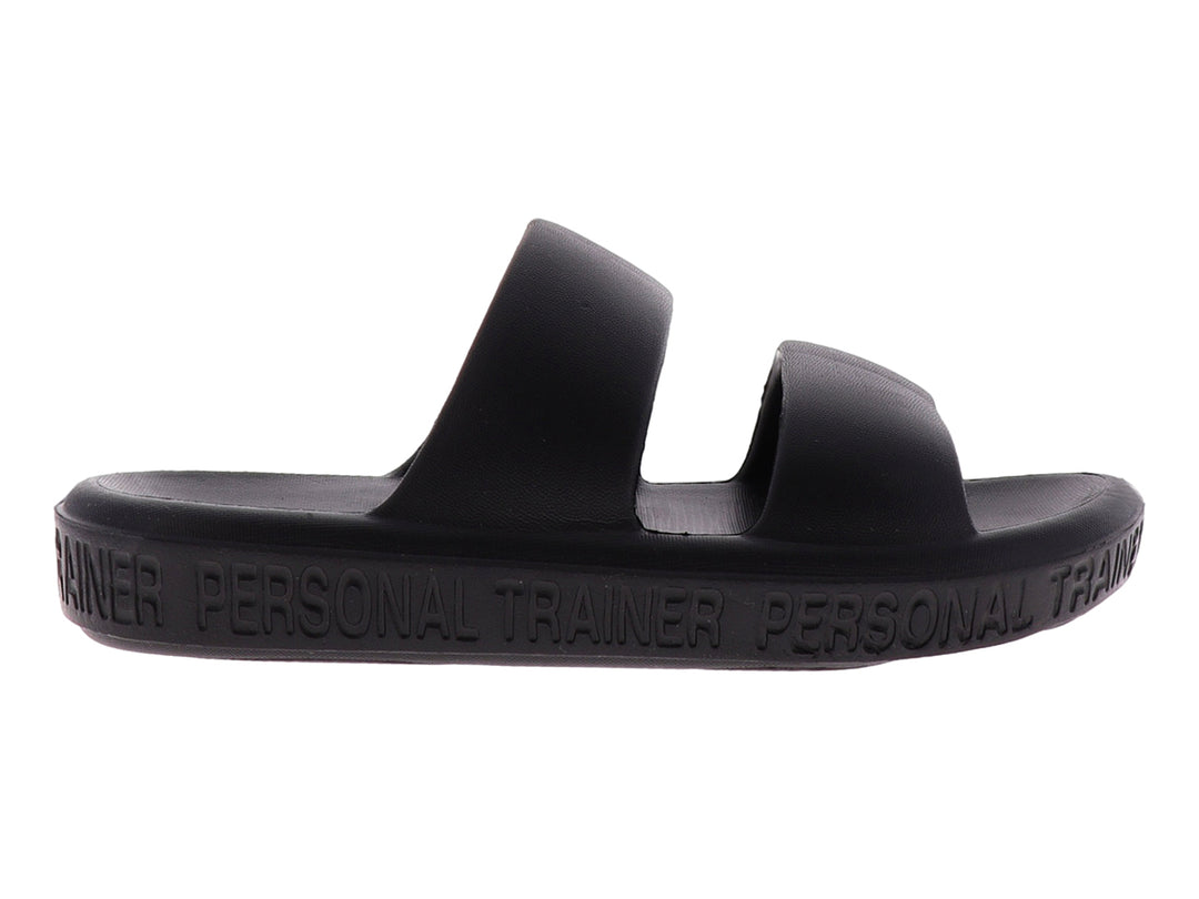 Sandalia deportiva Zingy de color negro con dos tiras anchas y texto en relieve en la suela.