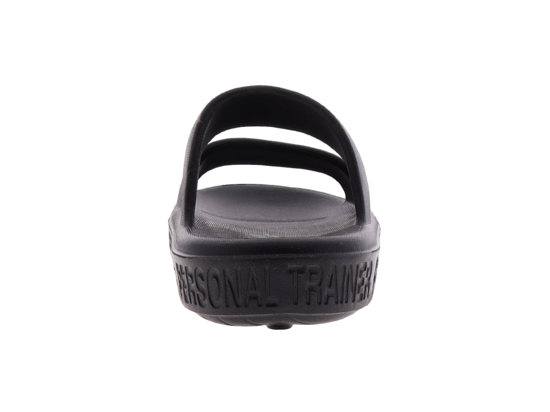 Sandalia deportiva Zingy de color negro con dos tiras anchas y texto en relieve en la suela.