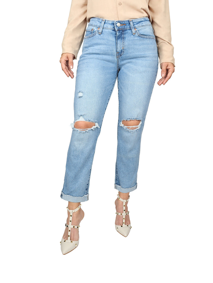 Pantalón de mezclilla azul claro para mujer, estilo skinny con roturas en las rodillas y bajos doblados.