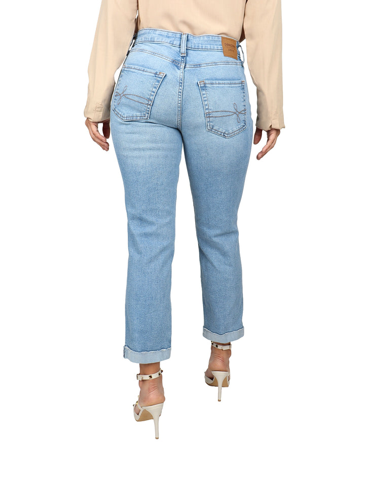 Pantalón de mezclilla azul claro para mujer, estilo skinny con roturas en las rodillas y bajos doblados.