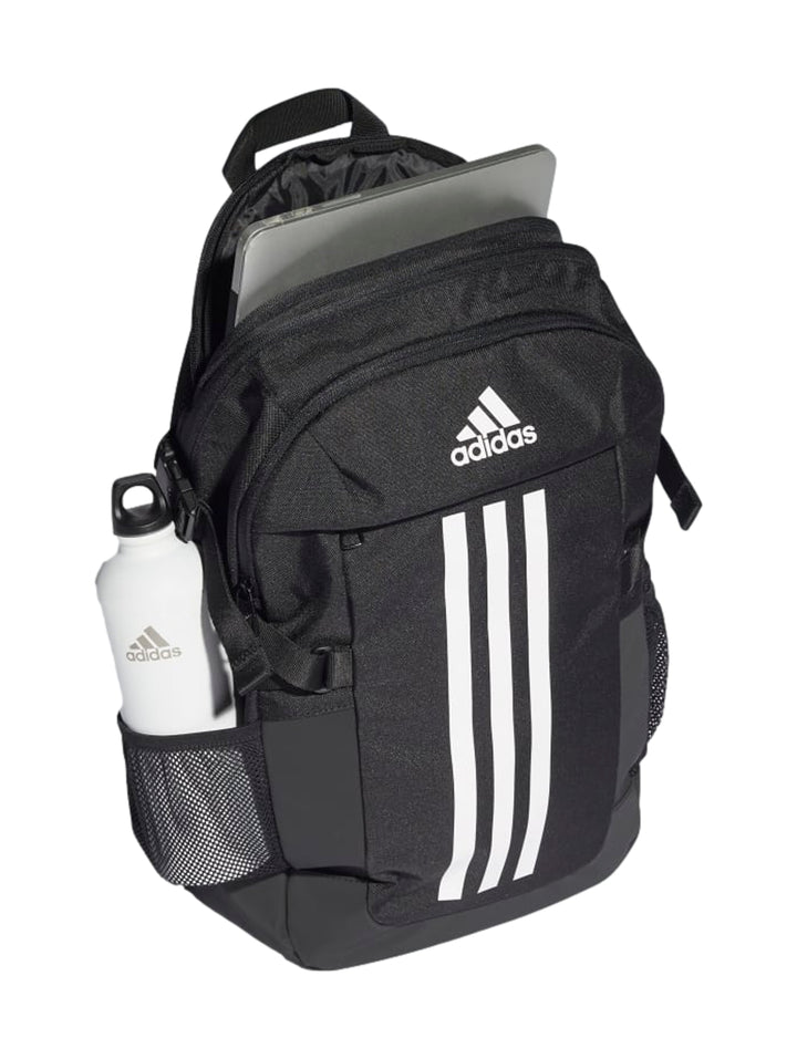 Mochila Adidas Power VI color negro con tres franjas blancas verticales y logotipo de la marca en el frente.
