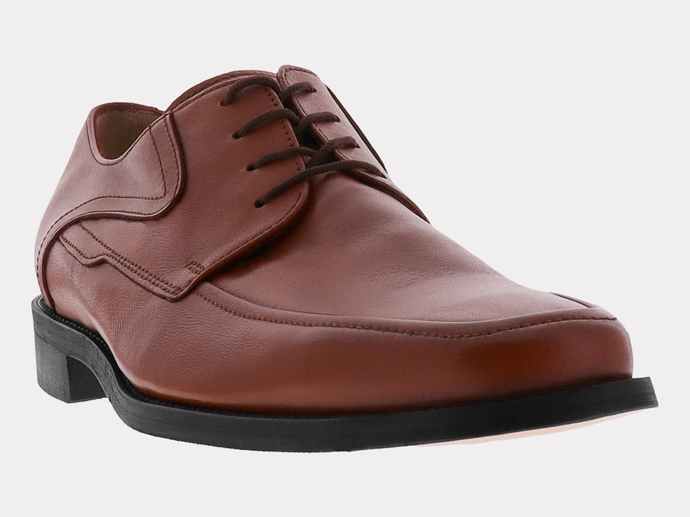 Zapato formal para Hombre de cuero color café con agujetas y suela negra.