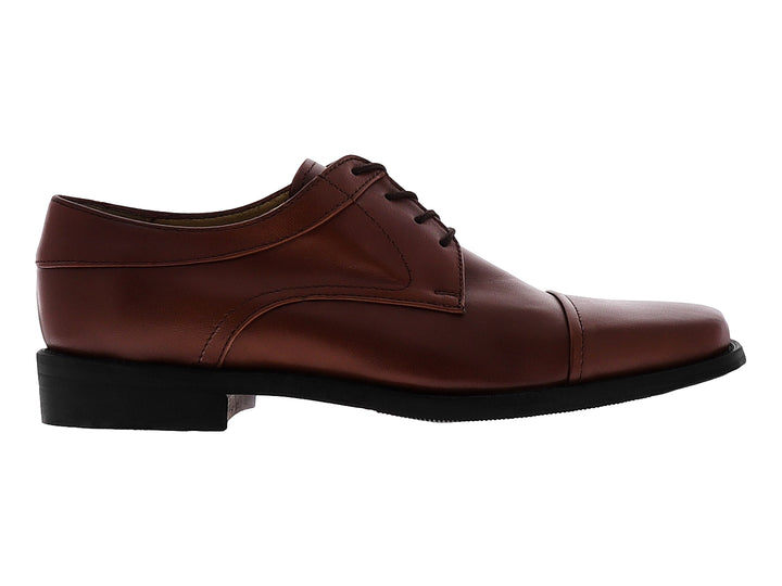 Zapato formal de cuero color café con agujetas y suela negra para hombre.