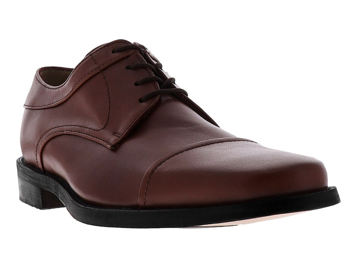 Zapato formal de cuero color café con agujetas y suela negra para hombre.