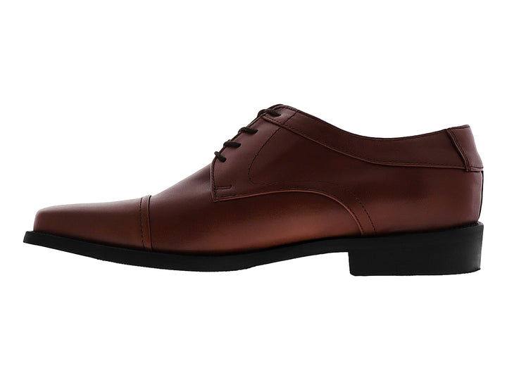 Zapato formal de cuero color café con agujetas y suela negra para hombre.