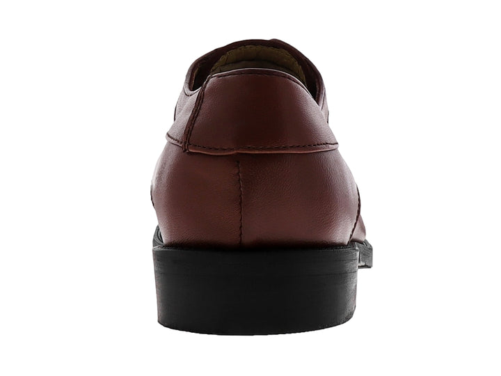 Zapato formal de cuero color café con agujetas y suela negra para hombre.