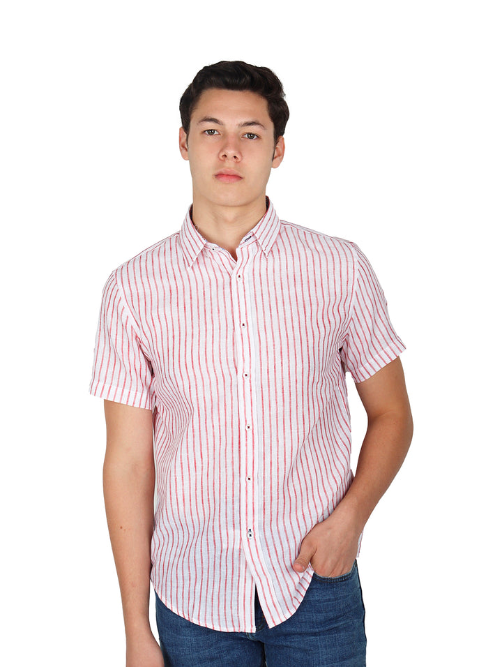 Hombre vistiendo camisa blanca de manga corta con rayas verticales rojas y cuello clásico.