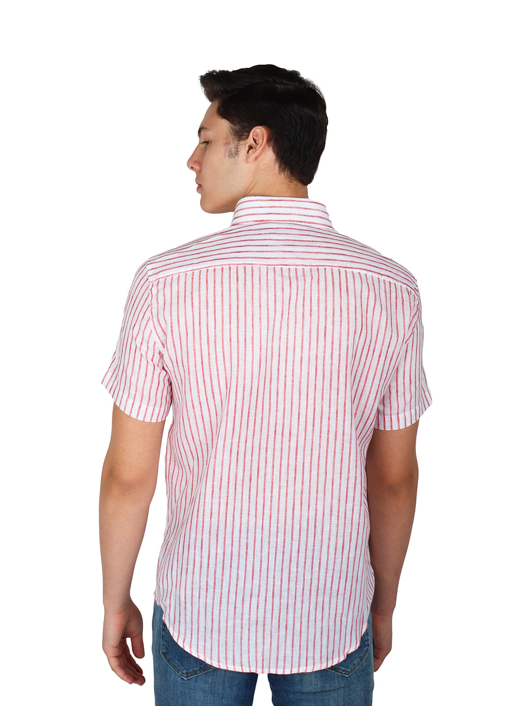 Hombre vistiendo camisa blanca de manga corta con rayas verticales rojas y cuello clásico.
