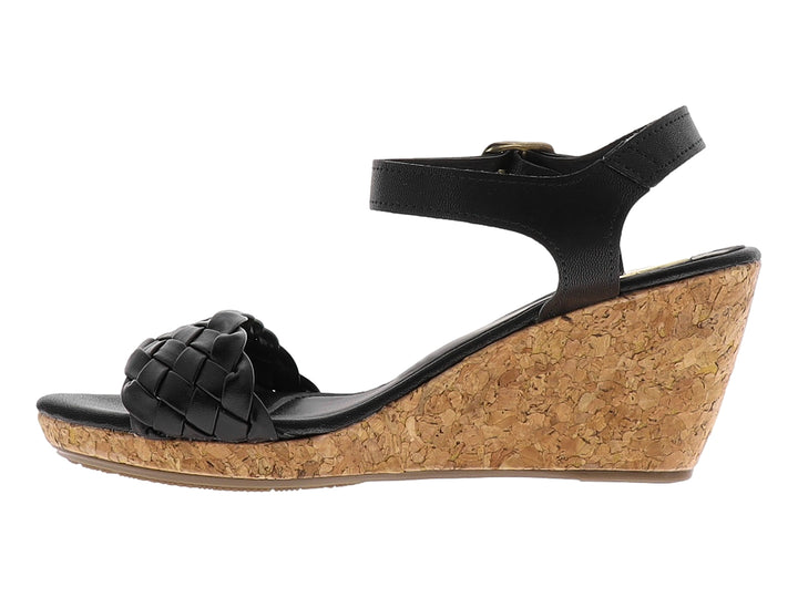 Sandalia de cuña color negro con correa trenzada y plataforma de corcho.