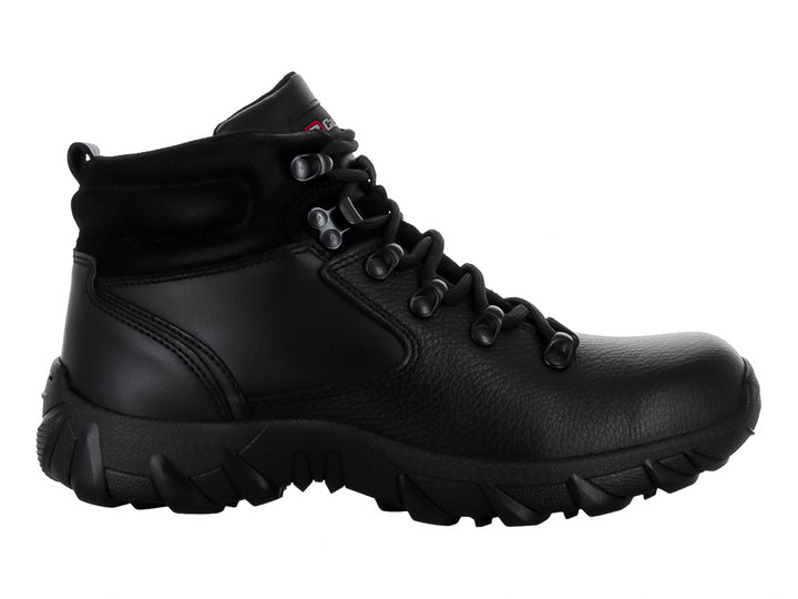 Bota deportiva Omar Castell color negro con suela robusta y textura mate.