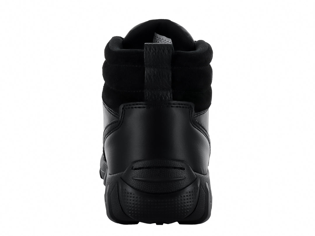 Bota deportiva Omar Castell color negro con suela robusta y textura mate.