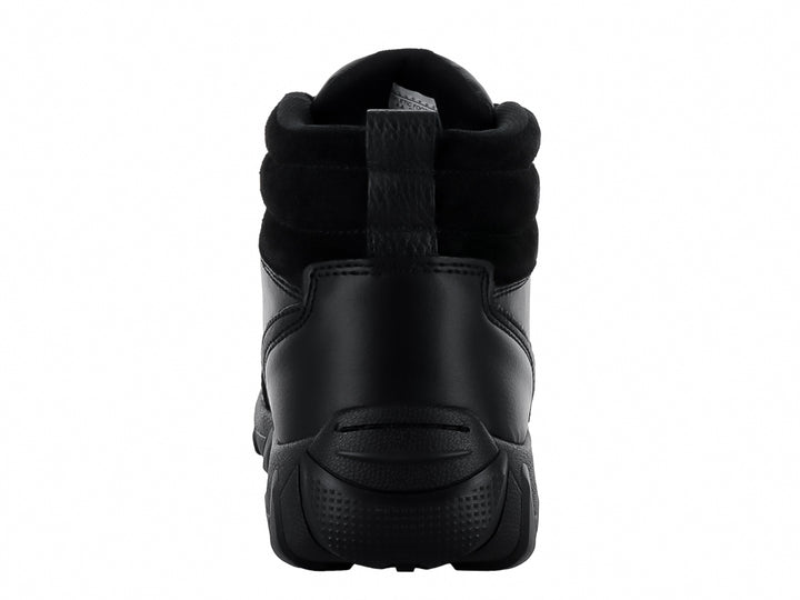 Bota deportiva Omar Castell color negro con suela robusta y textura mate.
