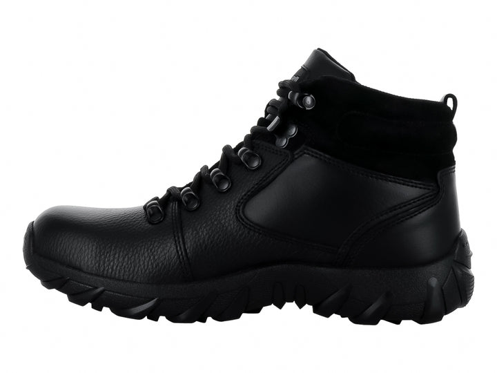 Bota deportiva Omar Castell color negro con suela robusta y textura mate.