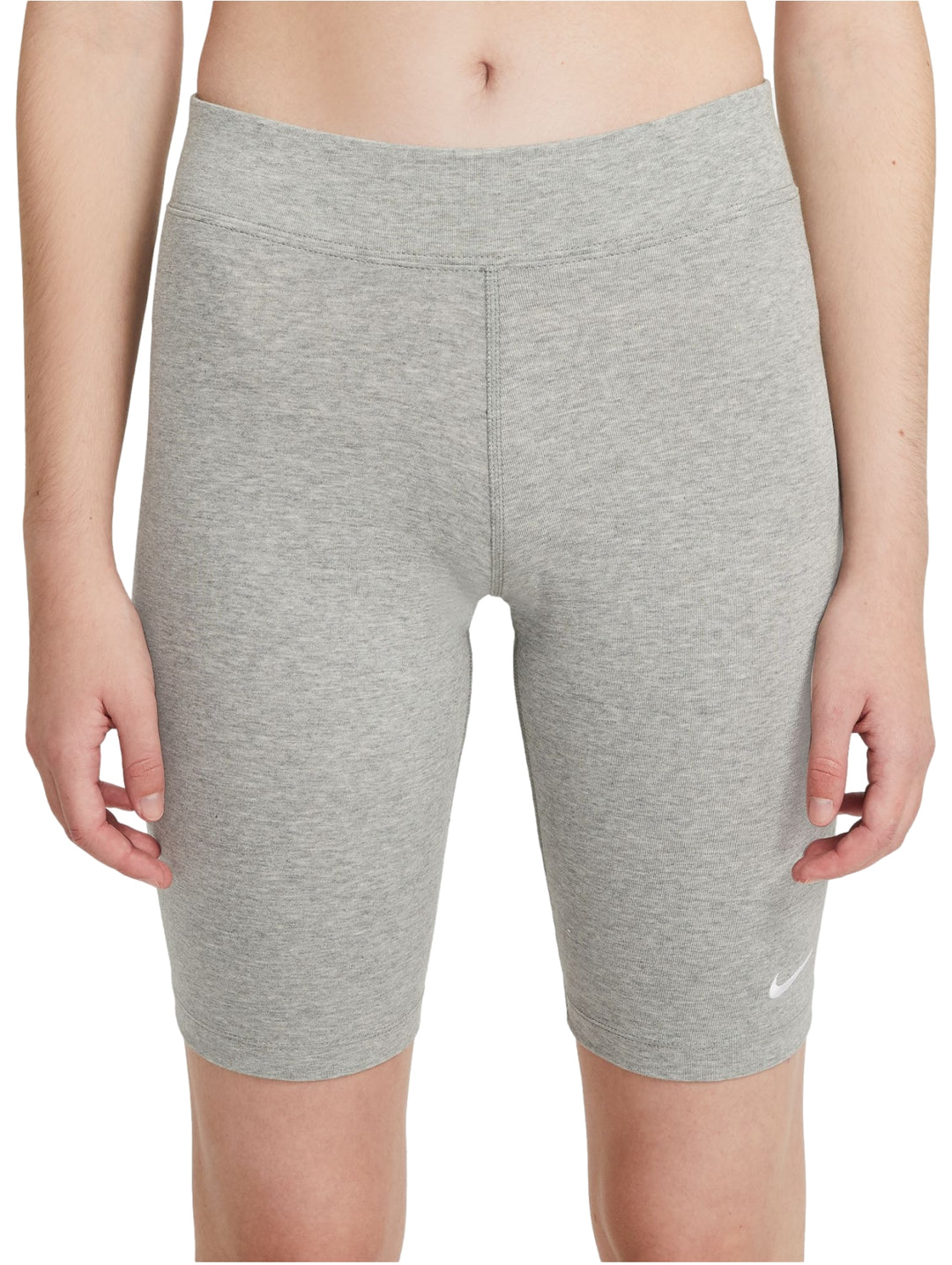 Mujer vistiendo shorts tipo biker de color gris jaspeado de la marca Nike.