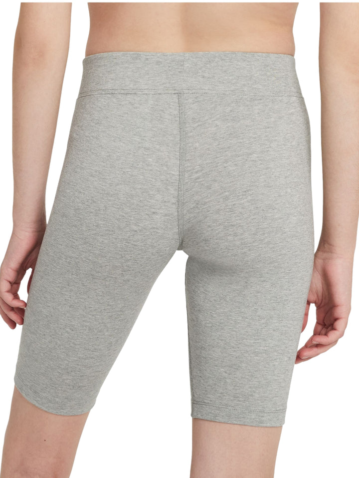 Mujer vistiendo shorts tipo biker de color gris jaspeado de la marca Nike.