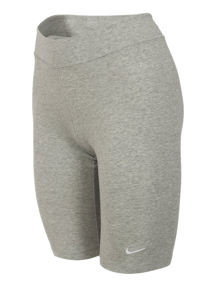 Mujer vistiendo shorts tipo biker de color gris jaspeado de la marca Nike.