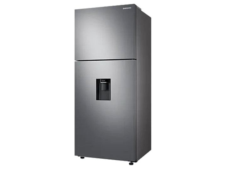 Refrigerador Samsung color plata con dispensador de agua frontal y diseño moderno de dos puertas.
