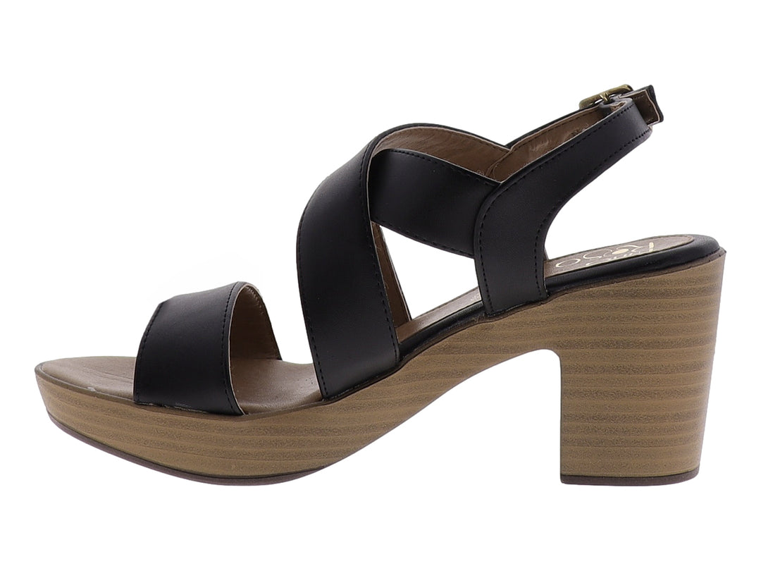 Sandalia de plataforma color negro con tacón grueso efecto madera y correas cruzadas.