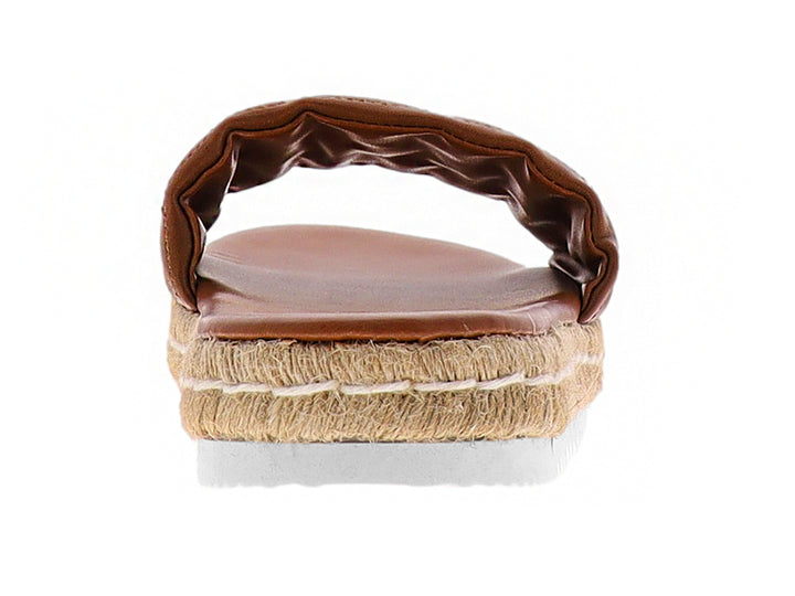 Sandalia plana color camel con tira acolchada y suela de estilo esparto beige.