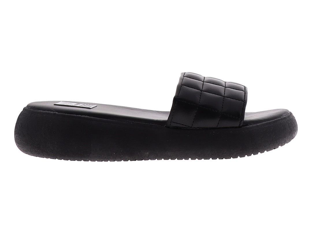 Sandalia casual slide para mujer en color negro con correa acolchada y suela gruesa.