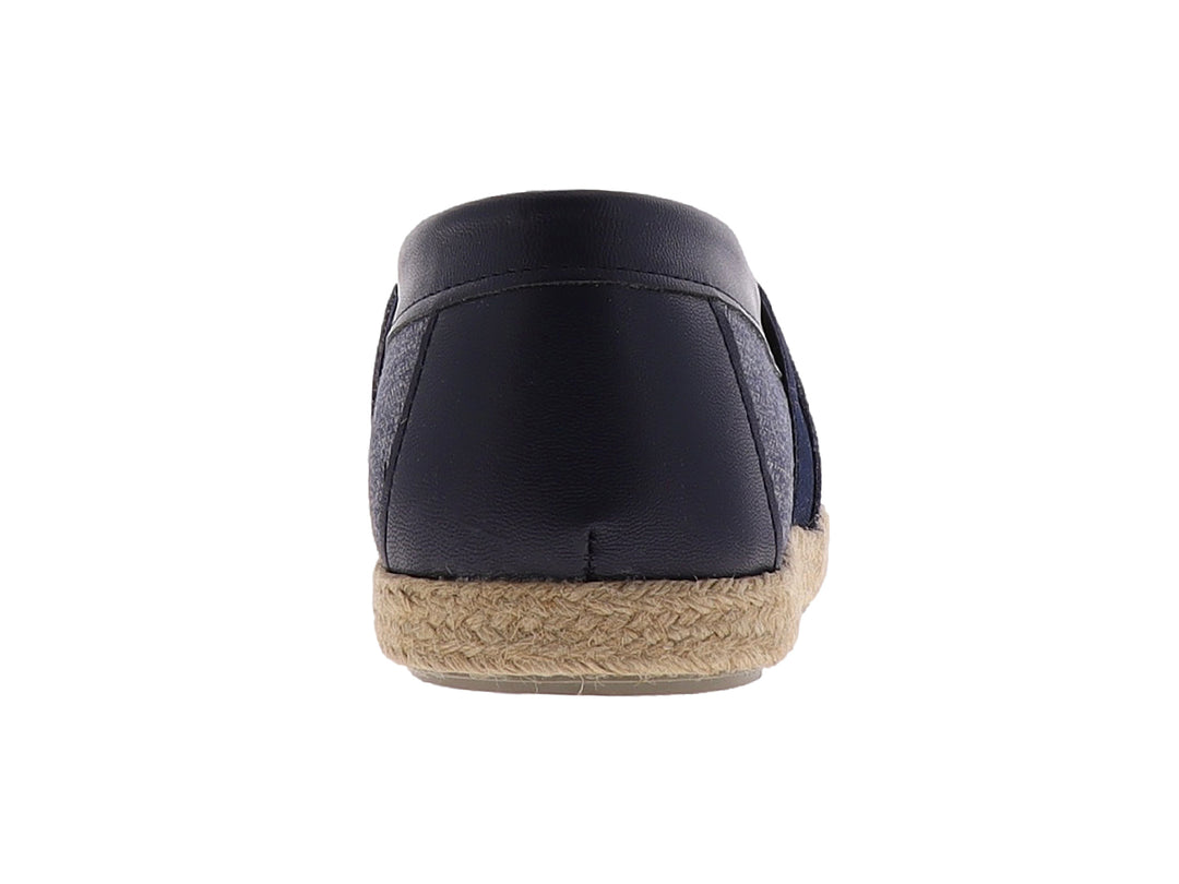 Zapato plano estilo alpargata en color azul mezclilla con detalles en negro y suela de yute trenzado.