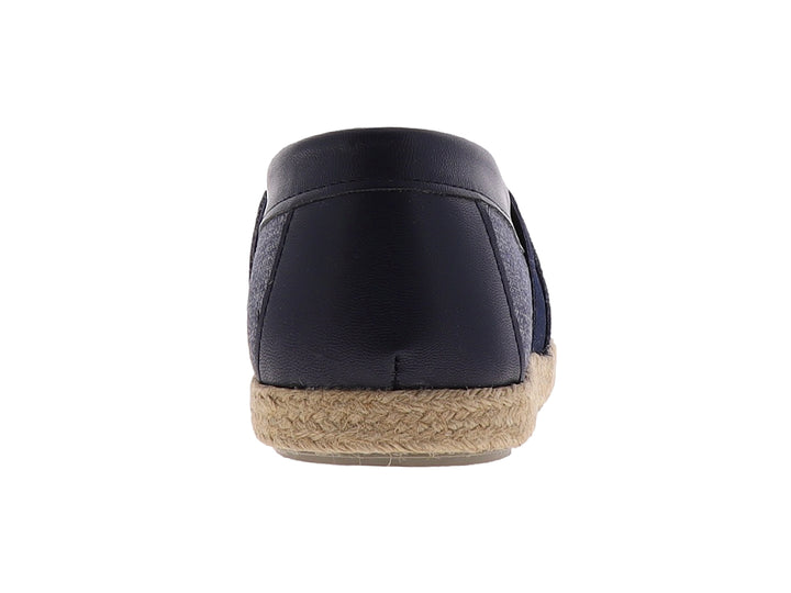 Zapato plano estilo alpargata en color azul mezclilla con detalles en negro y suela de yute trenzado.