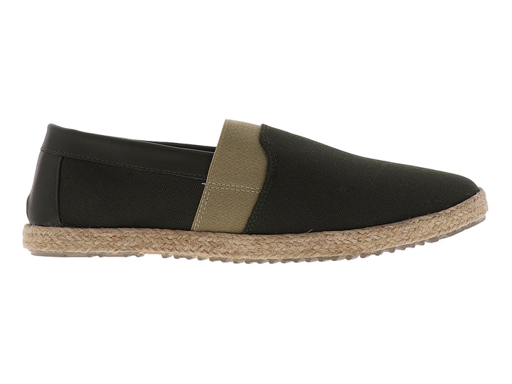 Zapato plano tipo alpargata color verde militar con suela de yute y correa elástica.