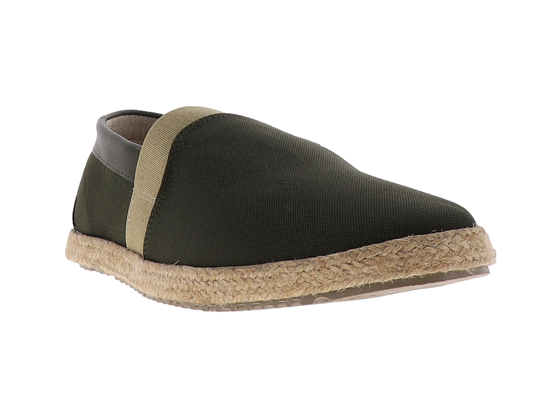 Zapato plano tipo alpargata color verde militar con suela de yute y correa elástica.
