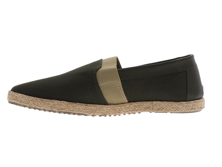 Zapato plano tipo alpargata color verde militar con suela de yute y correa elástica.