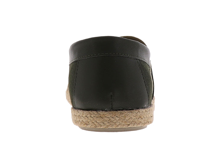 Zapato plano tipo alpargata color verde militar con suela de yute y correa elástica.