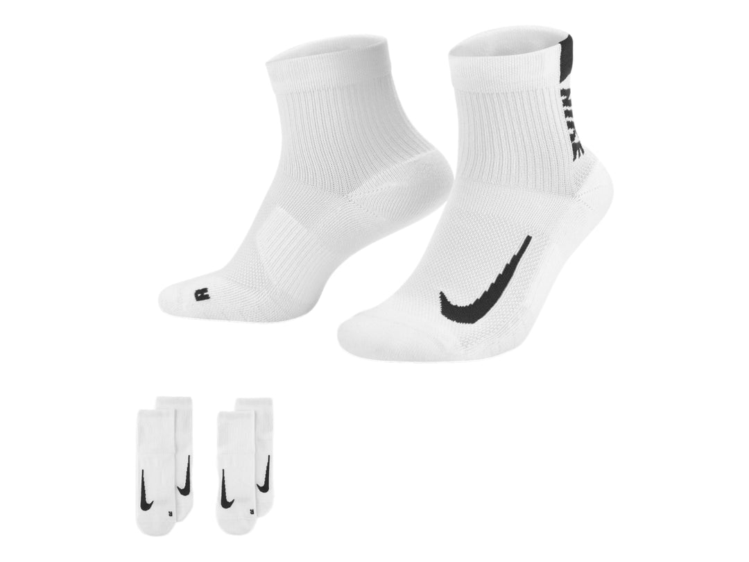 Par de calcetines deportivos Nike color blanco con logotipo Swoosh en negro.