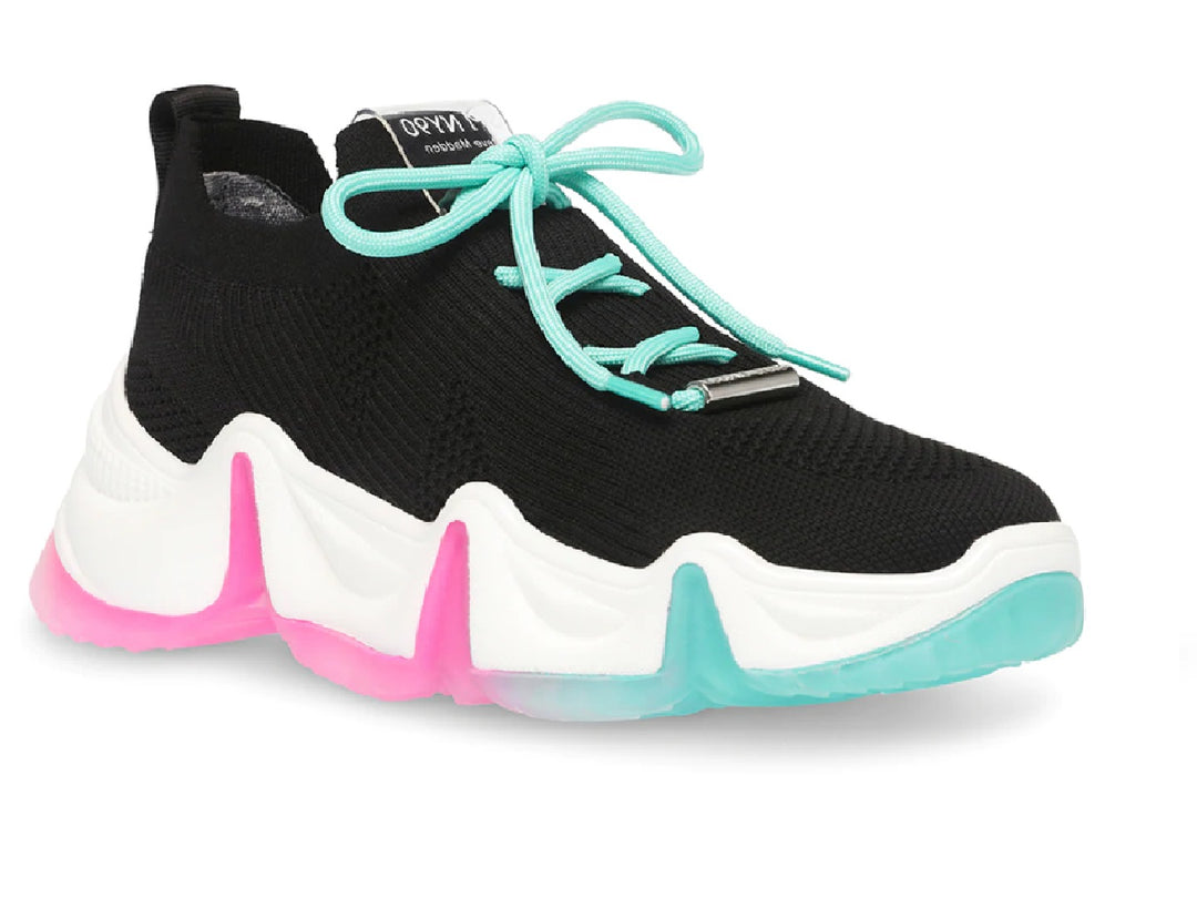 Tenis negros de tela con agujetas menta y suela blanca gruesa con degradados en rosa y menta.