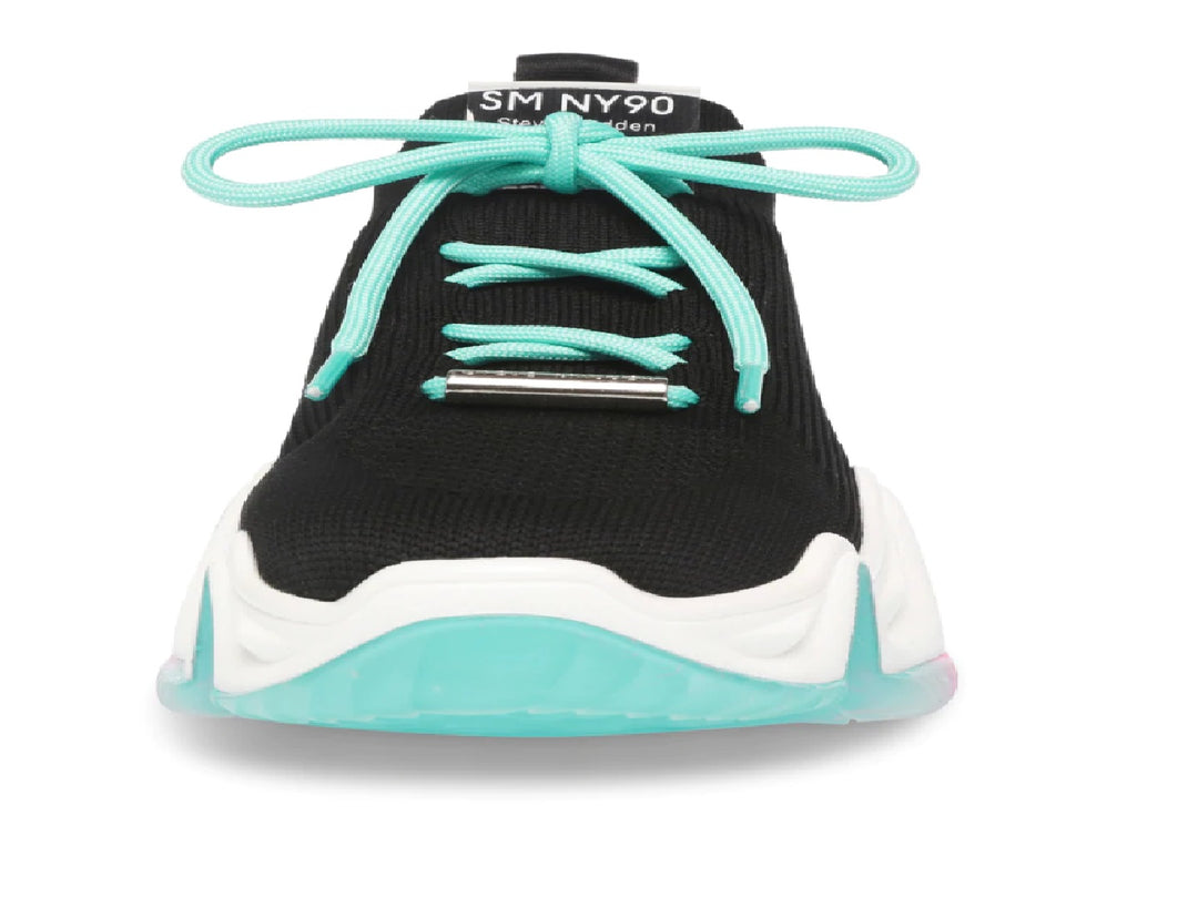 Tenis negros de tela con agujetas menta y suela blanca gruesa con degradados en rosa y menta.