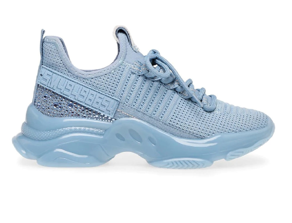 Tenis Steve Madden color azul baby con suela gruesa y detalles brillantes en la lengüeta y lateral.
