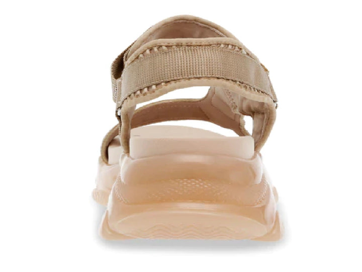 Sandalia Steve Madden color beige con plataforma gruesa, correas ajustables y detalles de pedrería en la parte frontal.