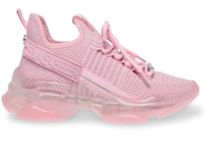 Tenis deportivos Steve Madden en color rosa con suela gruesa translúcida y tejido de malla.