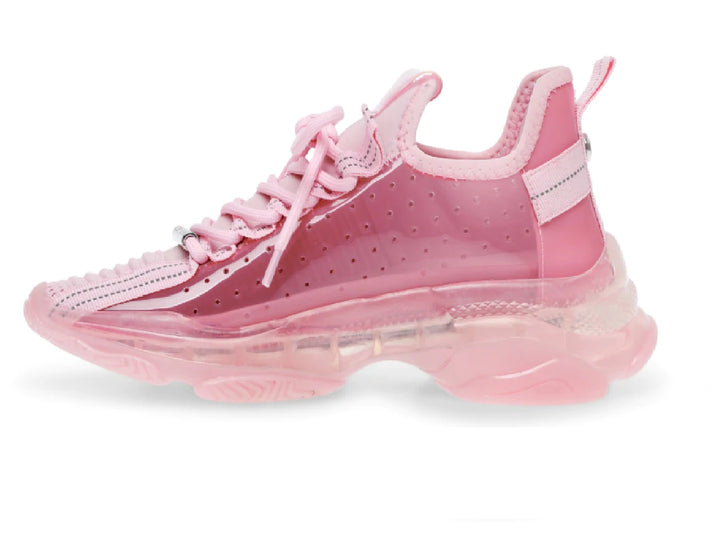 Tenis deportivos Steve Madden en color rosa con suela gruesa translúcida y tejido de malla.