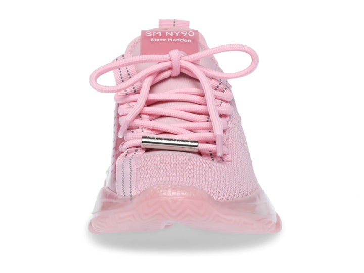 Tenis deportivos Steve Madden en color rosa con suela gruesa translúcida y tejido de malla.
