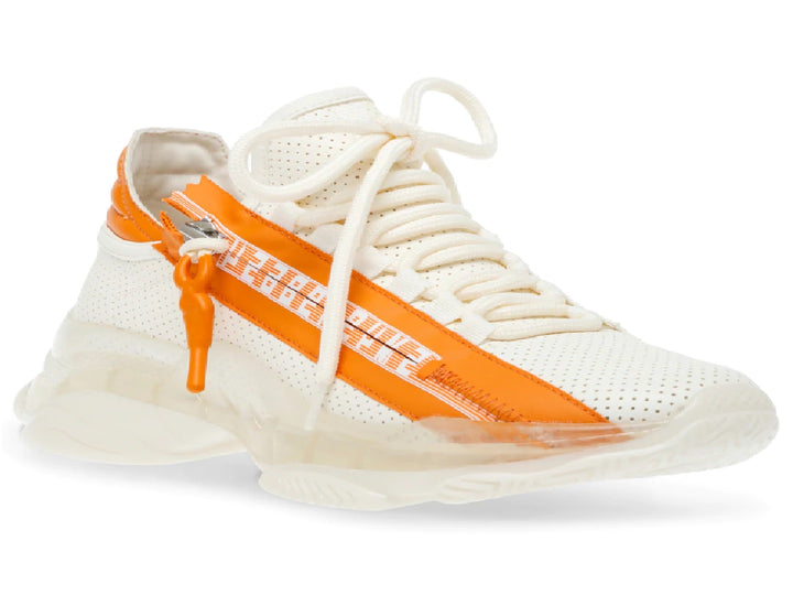 Tenis blancos con detalles en naranja, suela gruesa y cierre lateral.