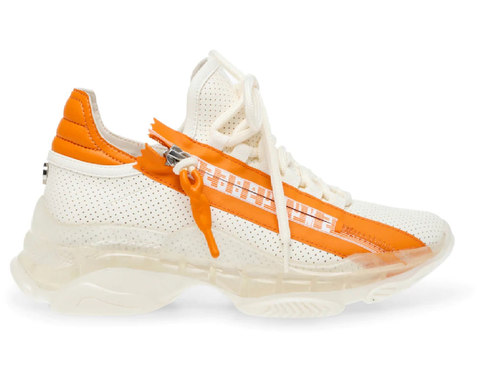 Tenis blancos con detalles en naranja, suela gruesa y cierre lateral.