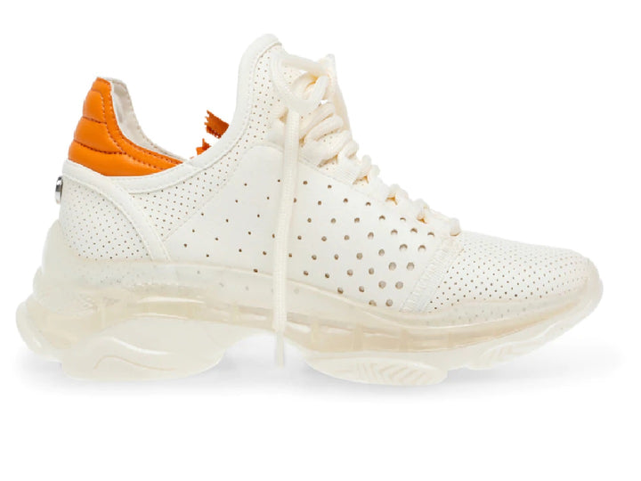 Tenis blancos con detalles en naranja, suela gruesa y cierre lateral.