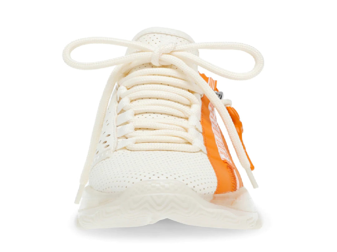 Tenis blancos con detalles en naranja, suela gruesa y cierre lateral.
