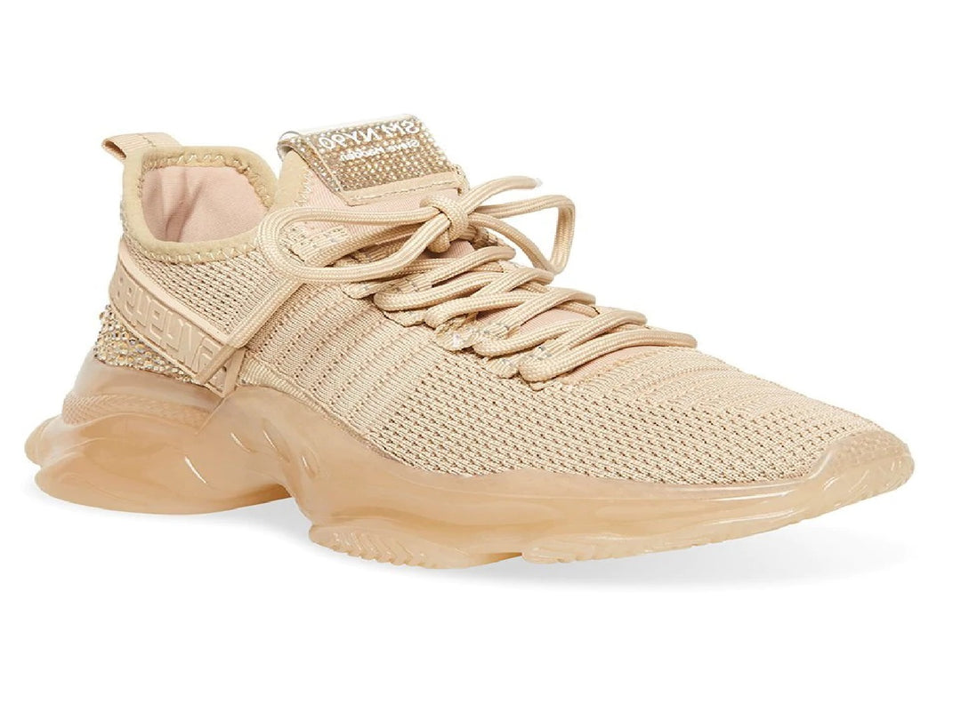 Tenis Steve Madden color beige con suela gruesa translúcida y parte superior de tela tejida.
