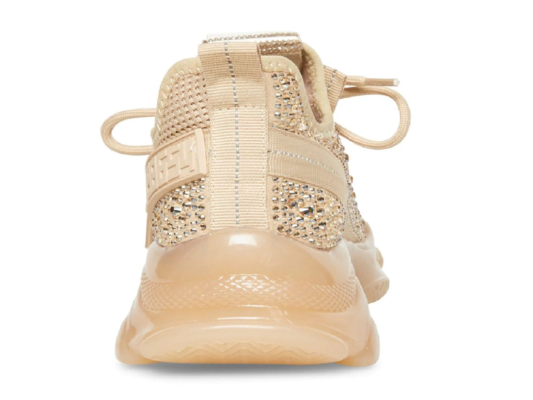 Tenis Steve Madden color beige con suela gruesa translúcida y parte superior de tela tejida.